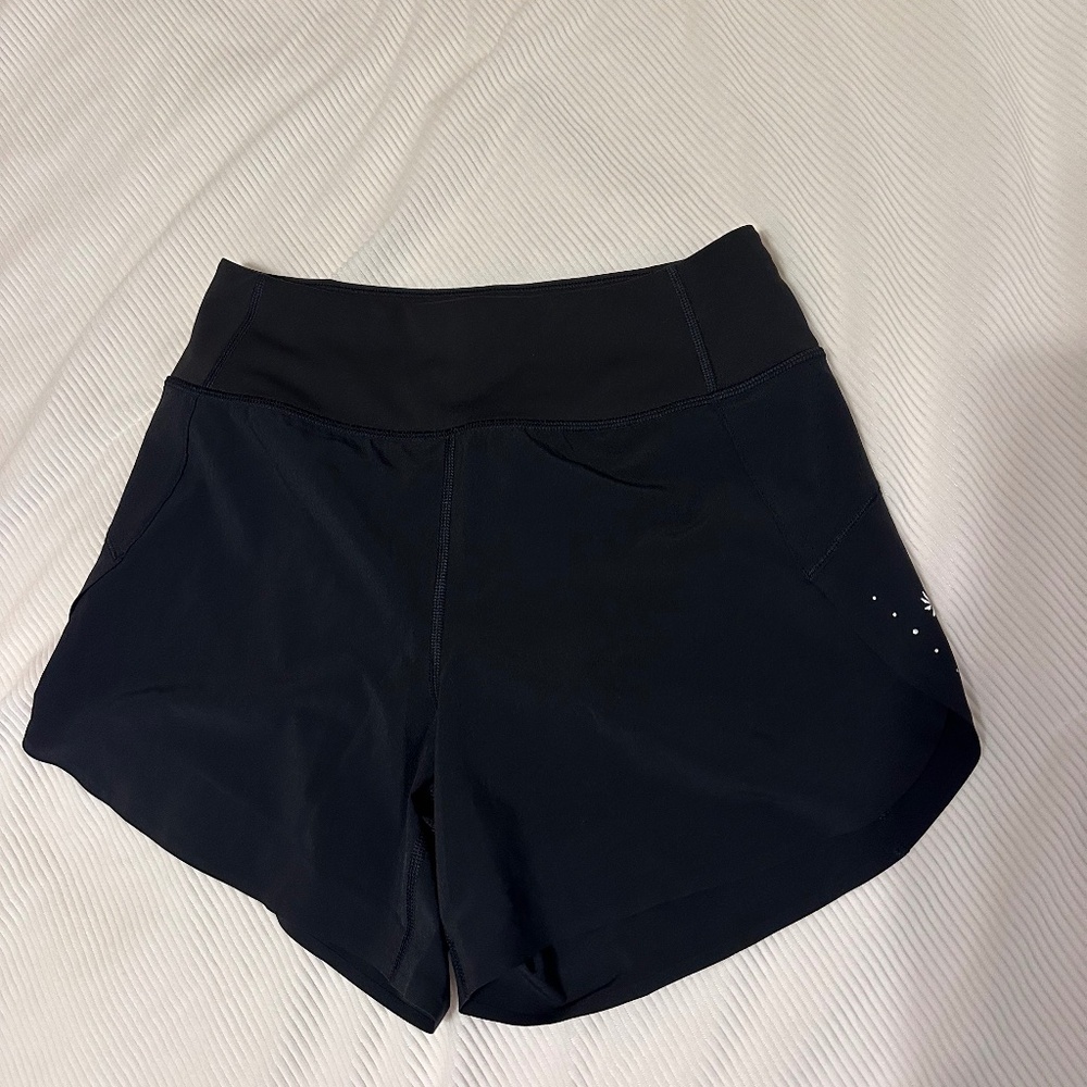 Athleta run with it 4.5" shorts